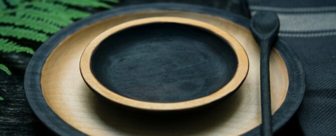 round black-and-brown wooden plate