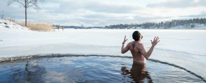 homme dans eau glacée