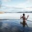 homme dans eau glacée