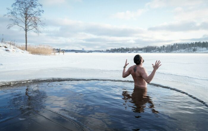 homme dans eau glacée