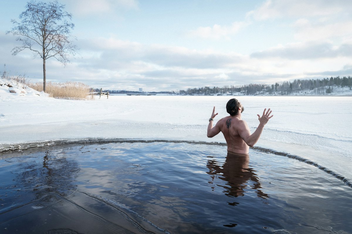 homme dans eau glacée