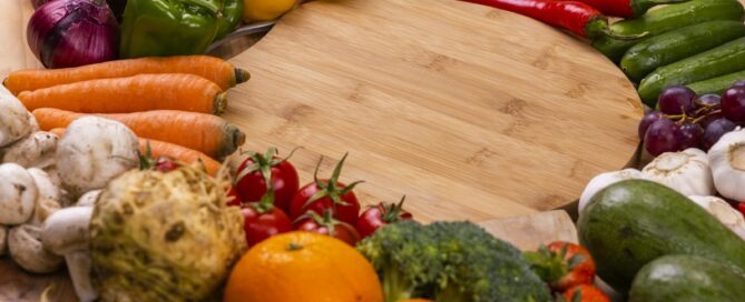Légumes et fruits frais variés disposés sur une table en bois