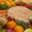 Légumes et fruits frais variés disposés sur une table en bois