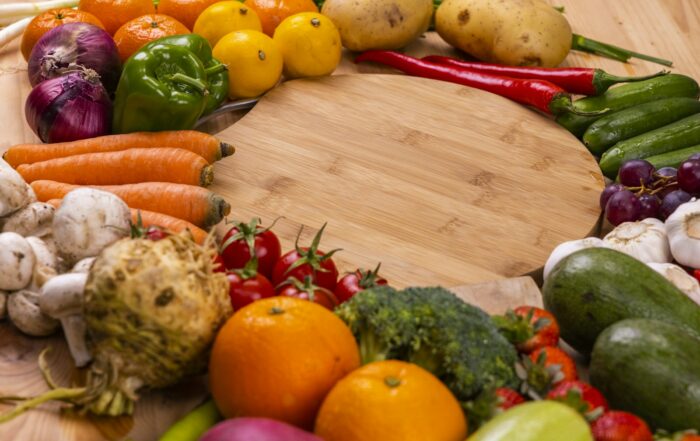 Légumes et fruits frais variés disposés sur une table en bois