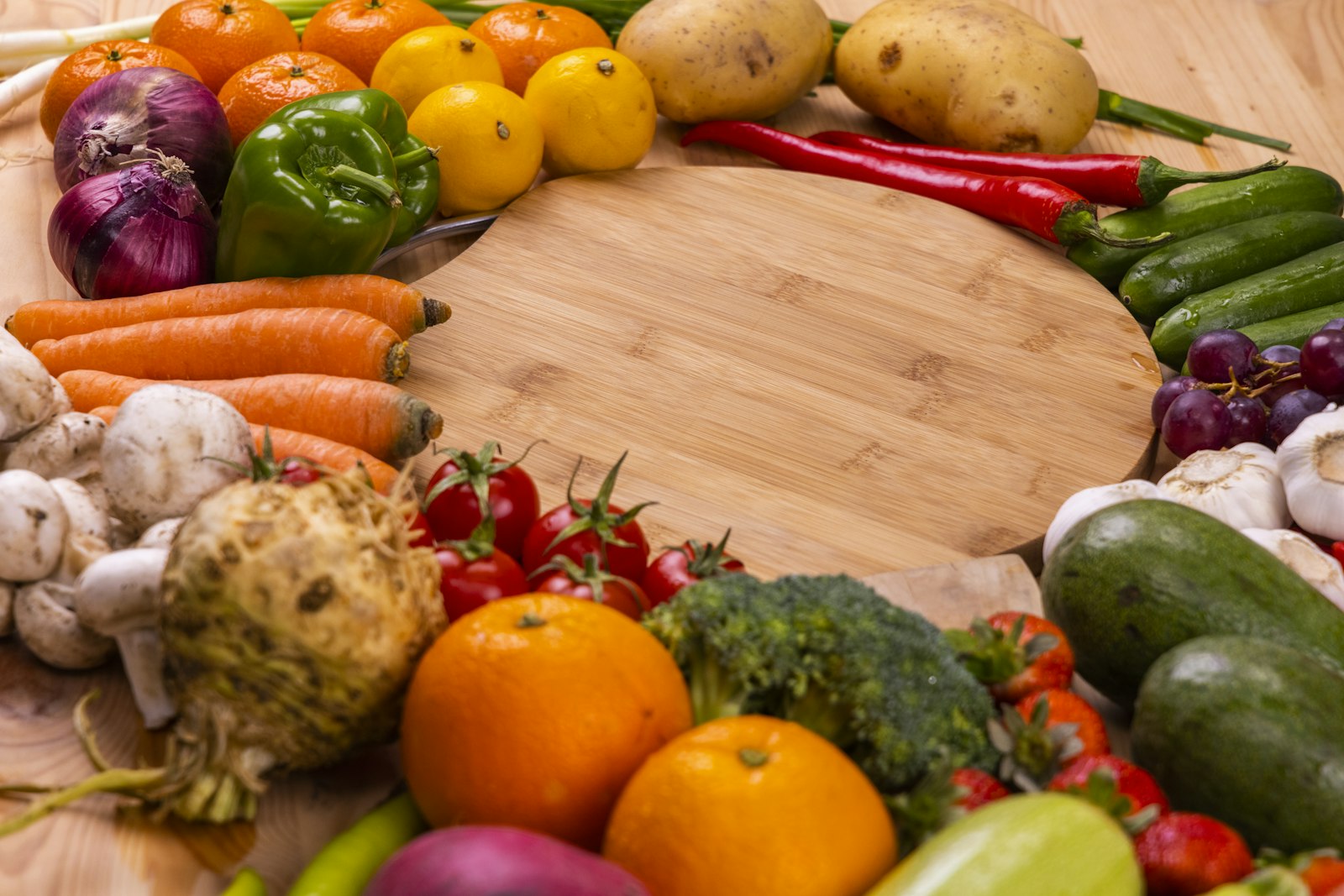 Légumes et fruits frais variés disposés sur une table en bois
