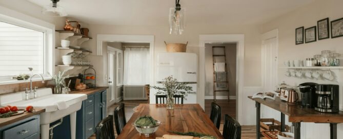 Cuisine lumineuse avec une grande table à manger en bois, pour évoquer des repas pris à table et à heures régulières