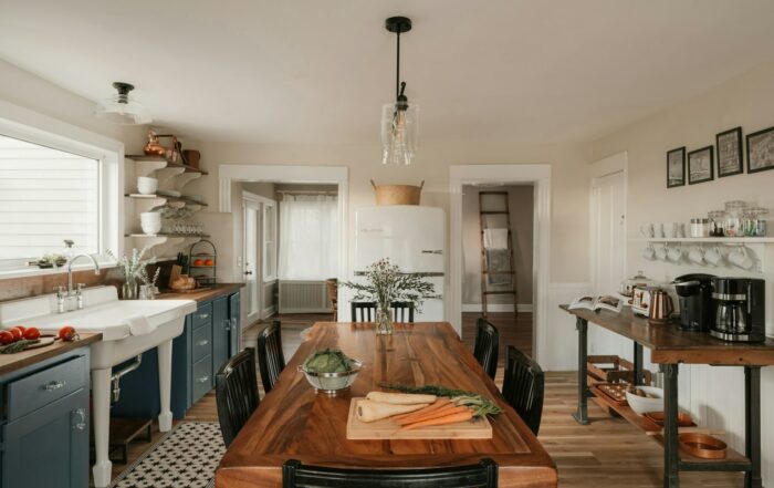 Cuisine lumineuse avec une grande table à manger en bois, pour évoquer des repas pris à table et à heures régulières