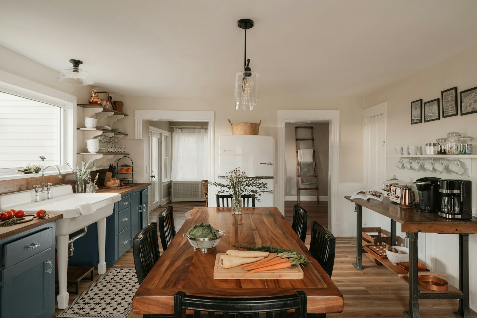 Cuisine lumineuse avec une grande table à manger en bois, pour évoquer des repas pris à table et à heures régulières