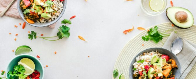 Bol de légumes colorés, patate douce et chou kale, pour illustrer une alimentation de vrais aliments favorable à la digestion