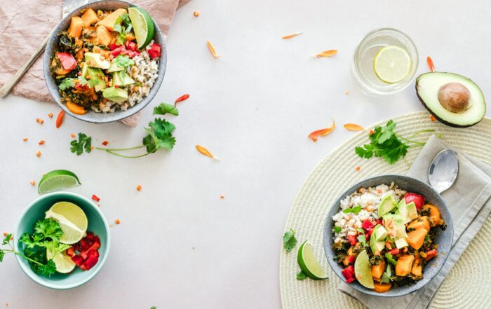 Bol de légumes colorés, patate douce et chou kale, pour illustrer une alimentation de vrais aliments favorable à la digestion