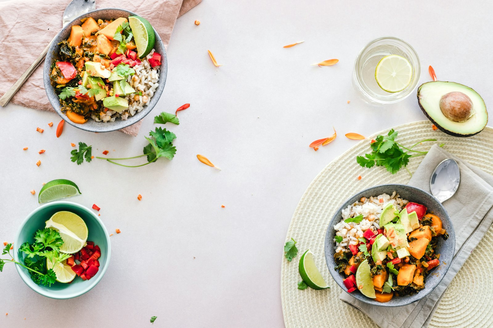 Bol de légumes colorés, patate douce et chou kale, pour illustrer une alimentation de vrais aliments favorable à la digestion